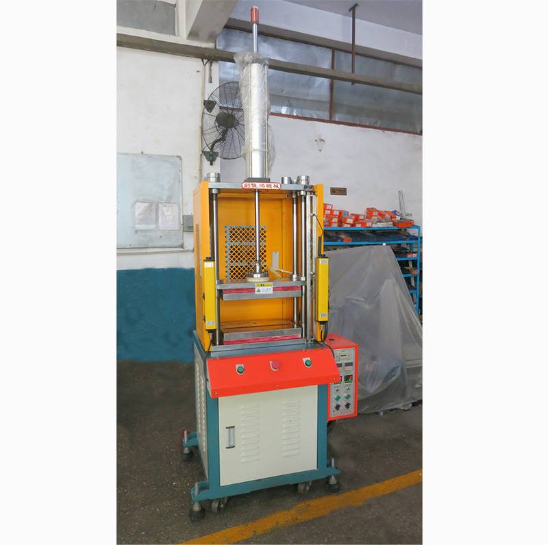 四柱三板氣動(dòng)熱壓機(jī)